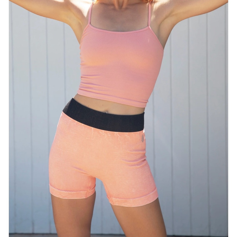 Free People SEAMLESS SHORT - CORAL REEF - NWT - Picture 2 of 6